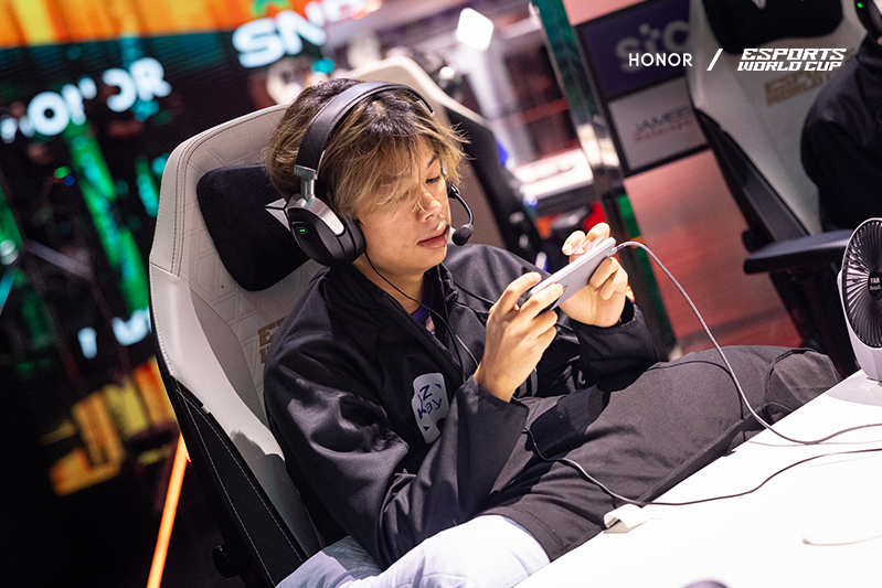 Yangon Galacticos have claimed the crown at the PUBGM Esports World Cup 2025! With precision and teamwork, powered in part by the HONOR Magic7 Pro, they proved why they’re the best.
Huge congratulations to the champions! Join HONOR Magic7 Pro for the win! 🎮👏