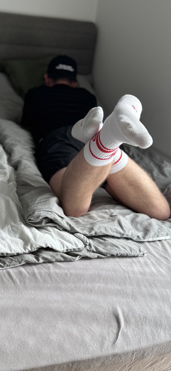 right hand down your pants
left hand on your phone
paypal open
$end boys, it‘s TAXDAY! 💰