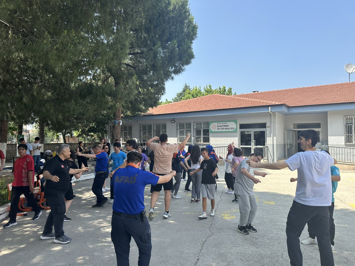 📍 13 Haziran 2025 | Alaattin Bey Özel Eğitim Meslek Okulu

👥 Eğitim programının devamında ise, AFAD personeli engelli bireylerle doğrudan etkileşim kurarak öğrendiklerini pekiştirdi.

🤝 Uygulamalı etkinlikler sayesinde empati, iletişim ve iş birliği becerileri güçlendi.