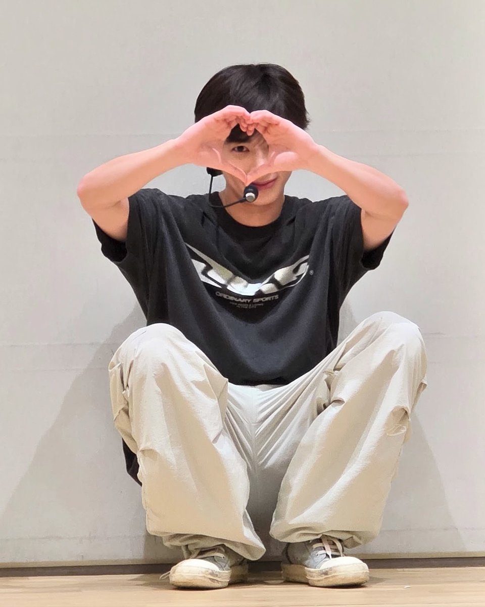 yeonhuez's tweet image. whenever i see these pictures i always remember taehyun was being cute cus the camera person really liked him 😭😭