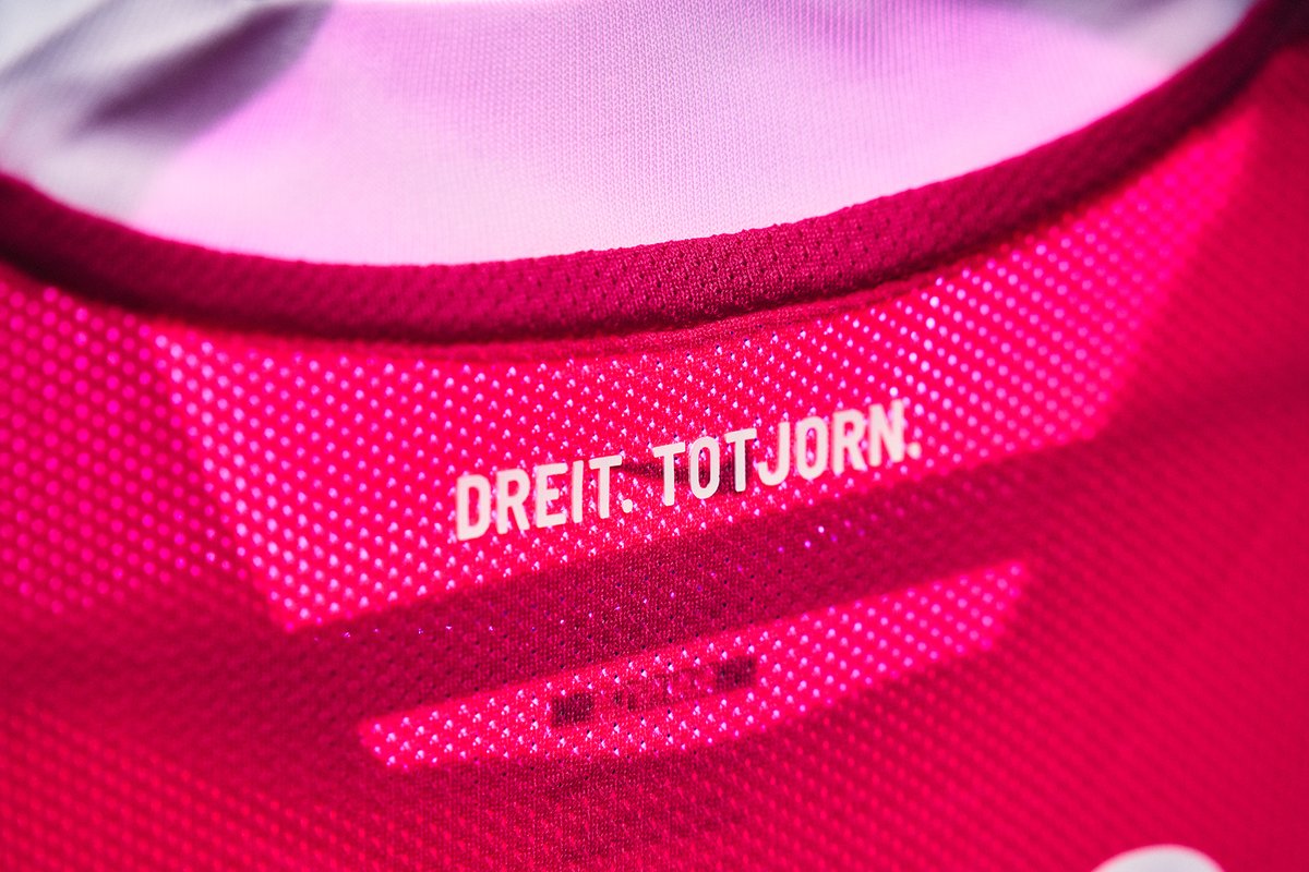 ToulouseFC's tweet photo. Notre nouveau maillot extérieur @nikefootball saison 2025-2026 ✨😈

Rose comme Toulouse, sublimé par la croix occitane, symbole de notre région ! https://t.co/3xXF4d5Yjm