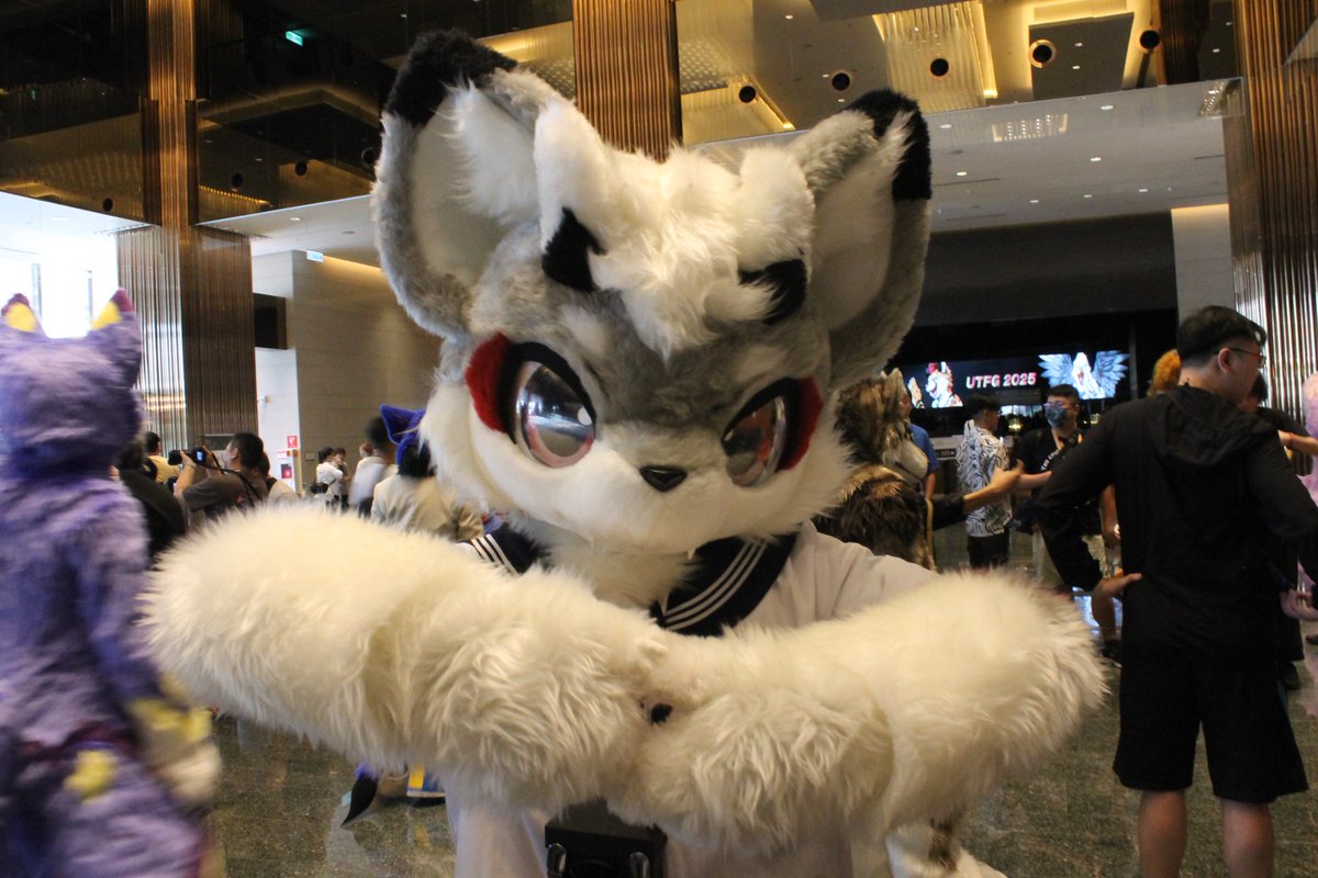 看好了！我要施展奪走你心跳的陰陽術🪄囉！🫶

Behold! I’ll unleash an onmyō spell 🪄that’ll steal your very heartbeat! 🫶

📷 <a href="/Mongfell/">Mongfell🔜FluffyFlow</a> 
#FursuitFriday 
#UTFG