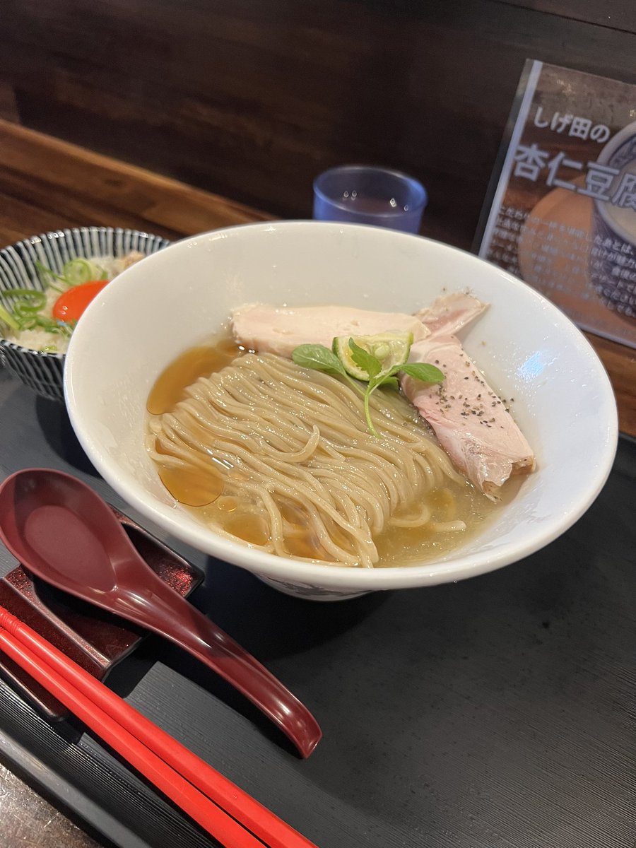 fhinra's tweet photo. #shigeta

中華蕎麦しげ田さんへ
夏限定
[キンキン冷やしラーメン]
TP
月見鶏めし

最近の中では少し暑さやわらいだ本日、お盆休み前最終の一杯をちょっと久しぶりの中華蕎麦しげ田さんへ。

名前の通り丼までキンキンに冷えたラーメン、豚と魚介のWスープ　スープは凍る寸前まで冷やして少し豚の脂のとろみが絶妙！しっかり冷たくギュッ〜と〆られしっかり食感のある麺。〆には鶏めしにスープをかけてサラサラっと😋

冷た〜い中にたっぷりの旨味がこれでもかとつまった一杯　食べないと損するただただうまいしげ田さんの冷やし🍜

#ramen #noodle #tsukemen #mazesoba #tyuukasoba #yummy #hyogo #kobe #japan
#tyuukasobashigeta
#ラーメン　#中華蕎麦
#神戸ラーメン　#神戸グルメ
#灘区ラーメン　#灘区グルメ
#ラーメン部　#ラーメン好きですか
#好きなラーメン　
#ラーメンインスタグラマー 
#中華蕎麦しげ田