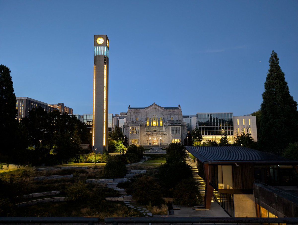 Ходили гулять в UBC, кушать ежевики и посещать нудистский Wreck Beach. Из увиденного - одна замёрзшая пися.