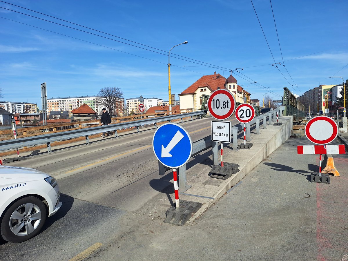 V této chvíli je úplná uzavírka mostu v Opavě naplánovaná od neděle 14. 9. s délkou trvání maximálně 70 dní. Důvodem je demontáž nájezdových klínů a mostního provizoria. Obousměrná objížďka povede po ul. Hlučínská přes okružní křižovatku na silnici I/11 a dále do ul. Těšínská ↓