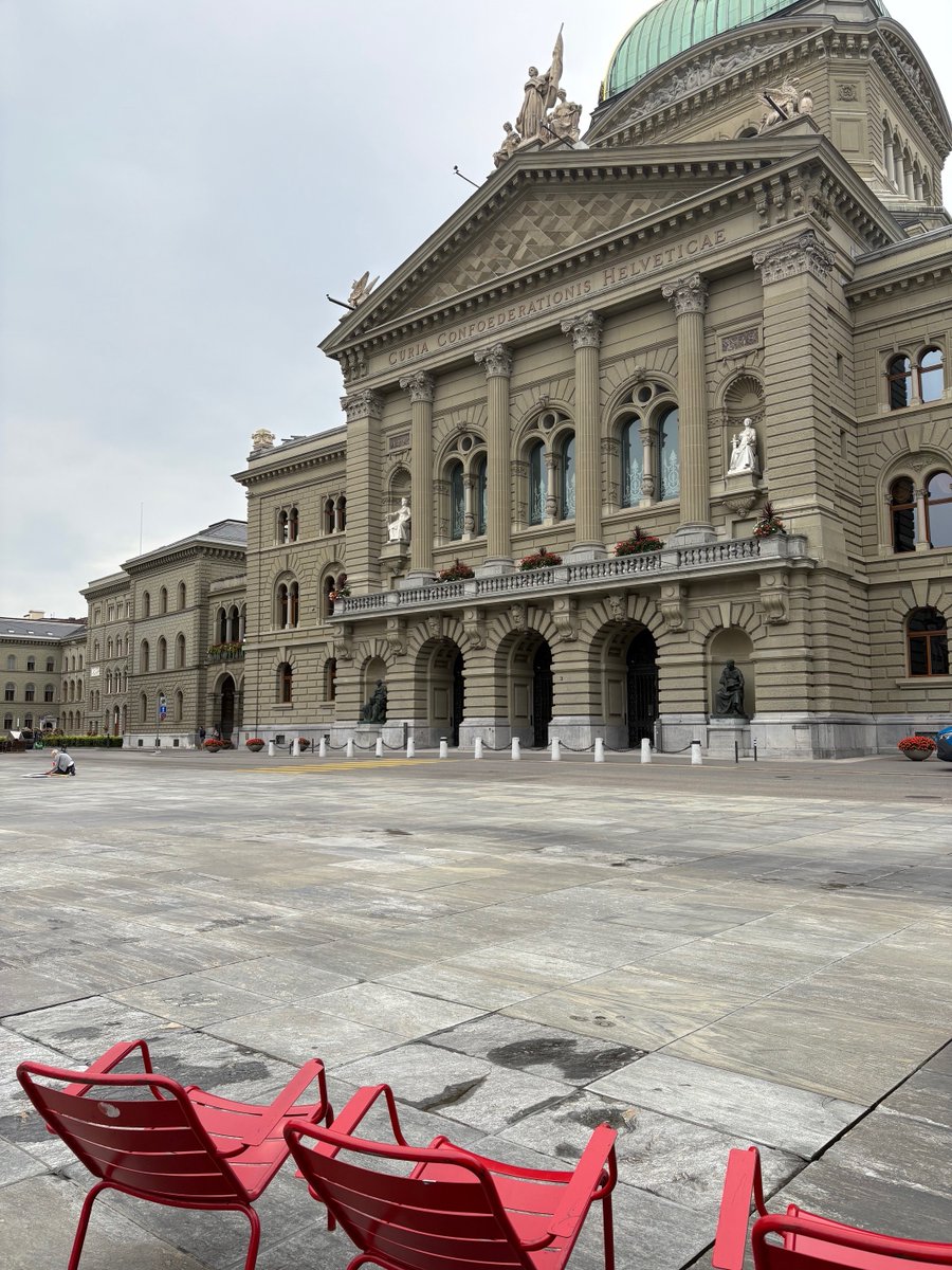 ☀️ C’est l’été, mais nos équipes restent fidèles au poste ! 

Alors que beaucoup profitent d'une pause méritée le personnel de sécurité de police de fedpol continue de veiller à la protection des bâtiments relevant de la compétence fédérale, comme le Palais du Parlement. 👇