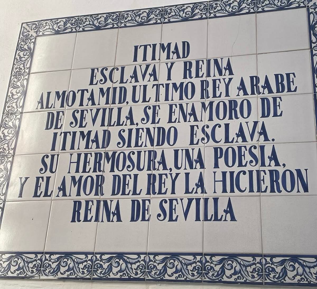 Paloma Carmen Castillo González (@palomaglez95) on Twitter photo Otros dos de los azulejos del barrio de Santa Cruz que la Gerencia de Urbanismo del <a href="/Ayto_Sevilla/">Ayuntamiento de Sevilla</a> pretende retirar.
De verdad, en qué cabeza puede caber que esto sea contaminación visual? Quién será el técnico iluminado que está aplicando una normativa carente de sentido? Otros dos de los azulejos del barrio de Santa Cruz que la Gerencia de Urbanismo del <a href="/Ayto_Sevilla/">Ayuntamiento de Sevilla</a> pretende retirar.
De verdad, en qué cabeza puede caber que esto sea contaminación visual? Quién será el técnico iluminado que está aplicando una normativa carente de sentido?