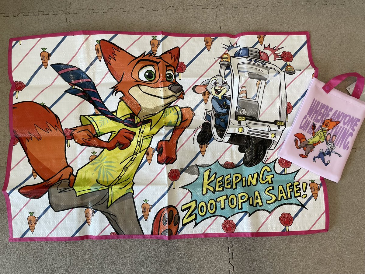 ディズニーストア今日発売のズートピア新シリーズ🚓🥕先行販売してたフラッグシップで昨日レジャーシート買った～～！ズートピアのレジャシ持ってなかったから嬉しい！かわいい！！！！！！！！！！