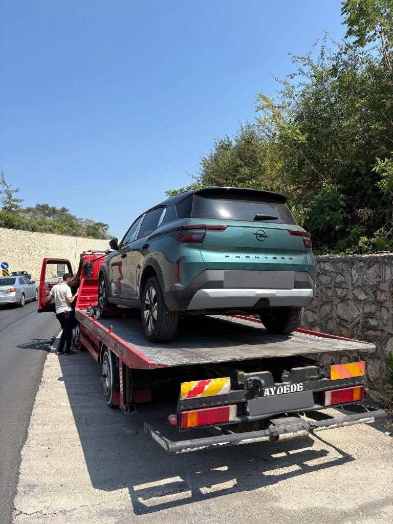 Bir takipçimizin sıfır kilometre olarak aldığı elektrikli Opel Frontera'nın bataryası 5 gün sonra bozuldu.

Aracın iadesi veya değişimiyle ilgilenmeyen servis, parçanın en az 45 gün içinde geleceğini; gelse bile usta bulunmadığını, usta olsa bile tamir için uygun koşulların