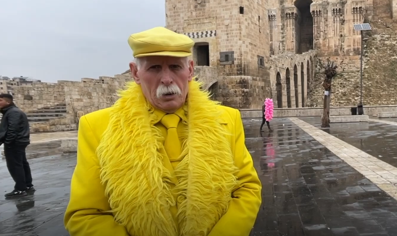 🟡Halep’in "Sarı Adamı" Guinness Rekorlar Kitabı'na girmeyi hedefliyor

😯Suriye’nin Halep kentinde yaşayan Abu Zakkur, tam 42 yıldır yalnızca sarı renkli kıyafetler giyiyor. 1983 yılından bu yana pantolondan cekete, çoraptan şapkaya kadar her parçasında sarıyı tercih ediyor