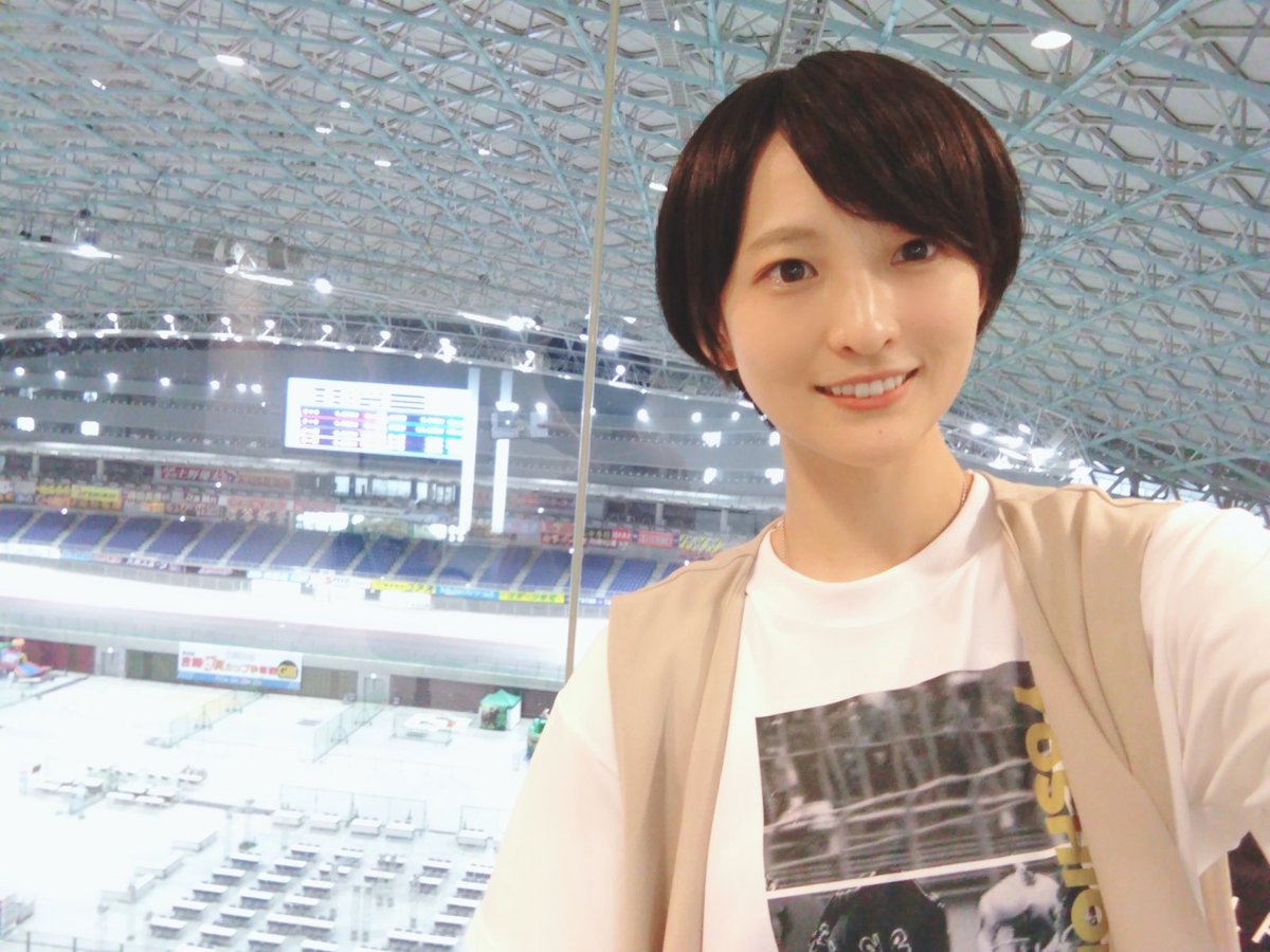 小倉G3初日、ありがとうございました！
素敵な応援グッズを持った方がいらっしゃって、選手も思わず笑顔になっていましたね😊
明日以降も沢山の応援、よろしくお願いいたします！
今回４種類Tシャツをいただいたので、日替わりで着ていきますよ⭐
#小倉競輪