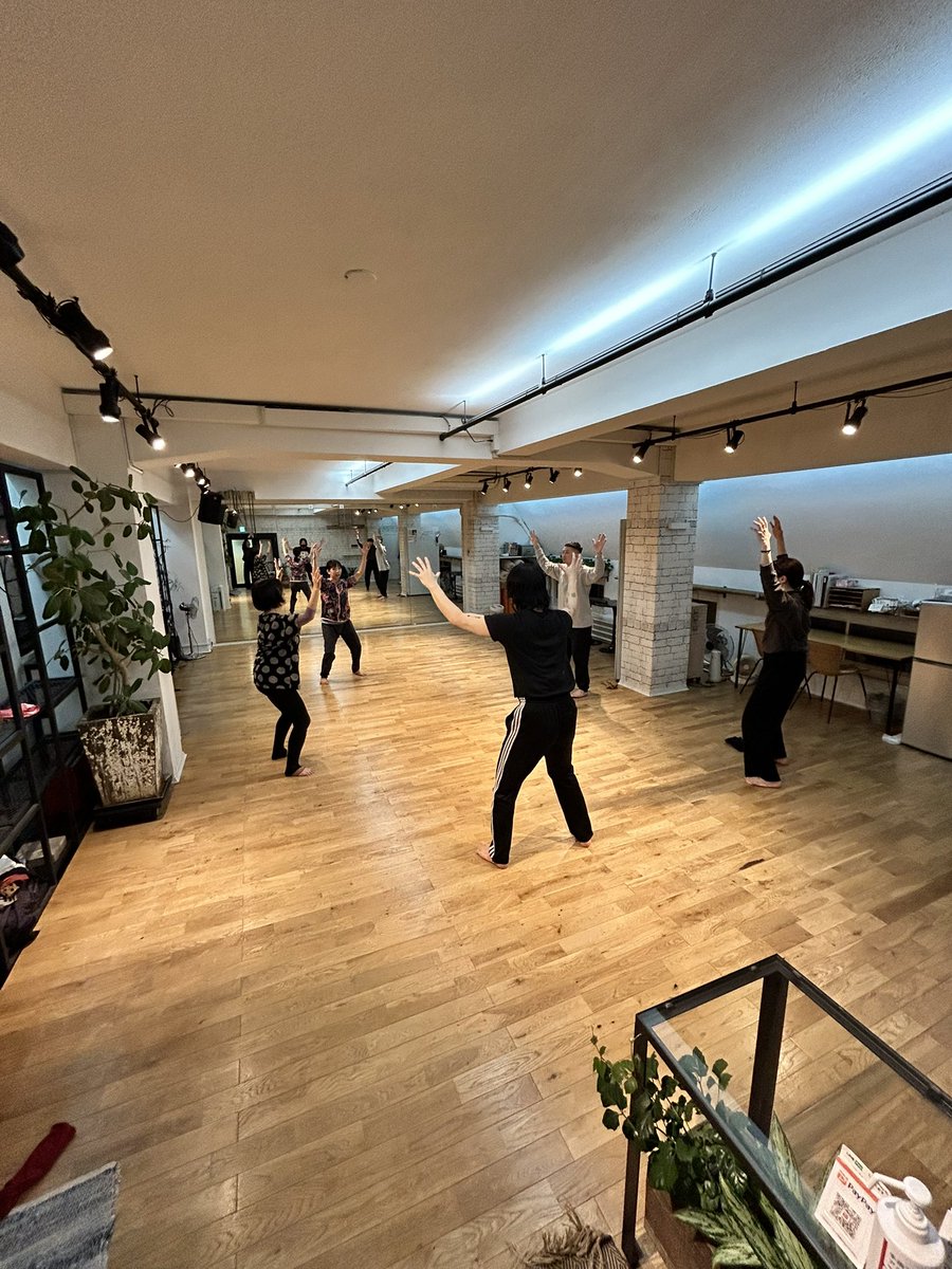 studio RADA (@studiorada) on Twitter photo 【8/9(土)クラス情報】
⛰️17:30-19:10
動きの基礎トレーニング
(岩渕貞太)
✨19:30-21:15
フロアコンタクトワーク
(大西彩瑛)
フルネーム・お電話番号・希望クラス日時を明記の上
クラス開始2時間前までに
info@studiorada.com までご予約ください。 【8/9(土)クラス情報】
⛰️17:30-19:10
動きの基礎トレーニング
(岩渕貞太)
✨19:30-21:15
フロアコンタクトワーク
(大西彩瑛)
フルネーム・お電話番号・希望クラス日時を明記の上
クラス開始2時間前までに
info@studiorada.com までご予約ください。