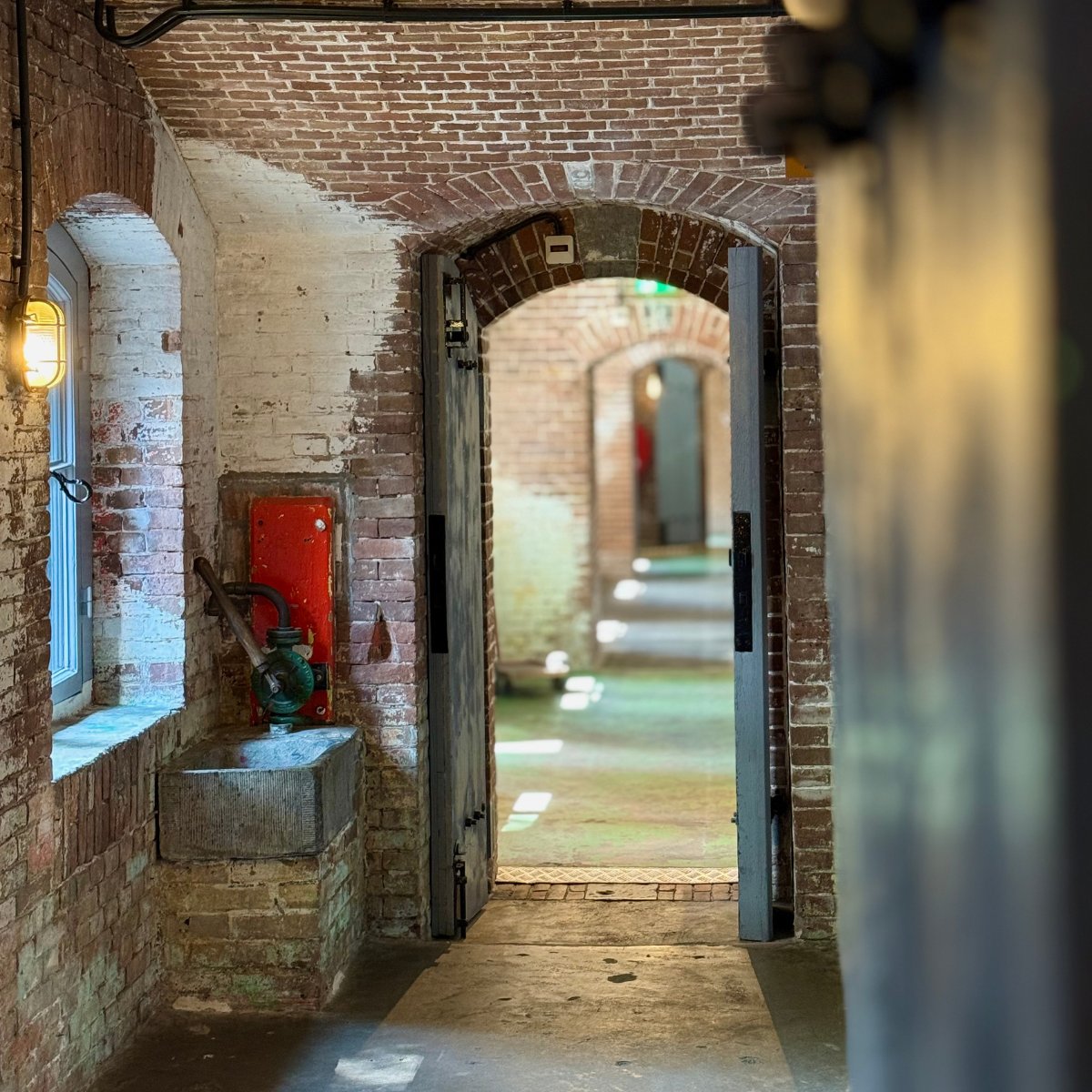 Verdwalen in historische verhalen doe je bij Fort de Gagel. Tijdens de verbouwing zijn de oorspronkelijke details van het fort veelal in tact gebleven. Elk object, elke gang en elke ruimte vertelt een verhaal van vroegere tijden. fortdegagel.nl