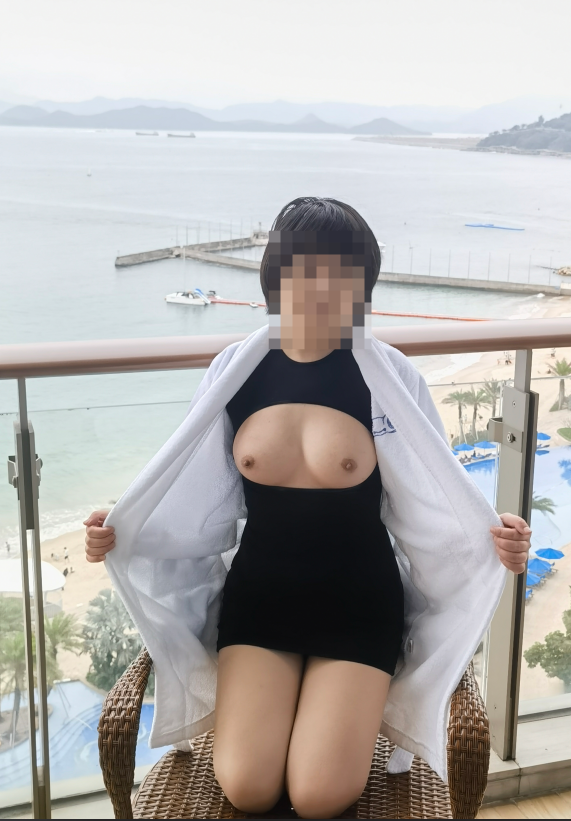 又来出题啦！这是哪里呀，看过之前的帖子应该不难猜，同样猜中有奖哟<a href="/luchu888/">在人前羞耻的露出裸体💋</a>，<a href="/luchu888888/">🌻反差婊露出精选集🌻（露出转推）</a>