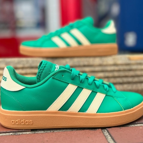 大人気！ adidasコートスニーカー✨ 鮮やかなグリーンカラーが 気分を 