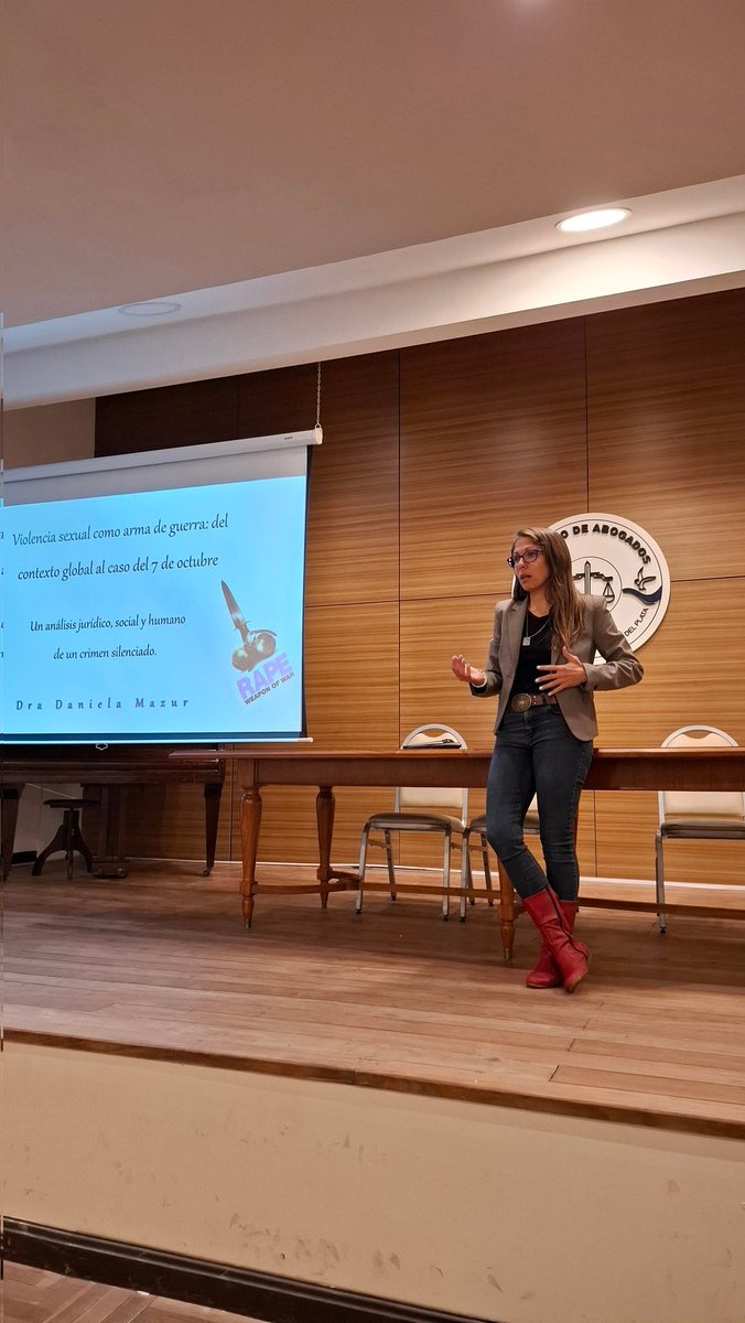 Hace una semana me llamaron del Foro de Familiares de Secuestrados por Hamas para colaborar en la charla de la Dra Daniela Mazur sobre la violencia sexual utilizada como arma de guerra. Para mi fue un honor haber podido colaborar con ellos y que en Mar del Plata tengamos la