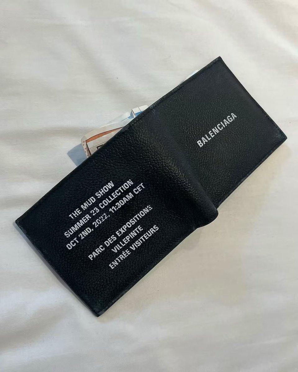 so ridiculously obsessed with the balenciaga show invites