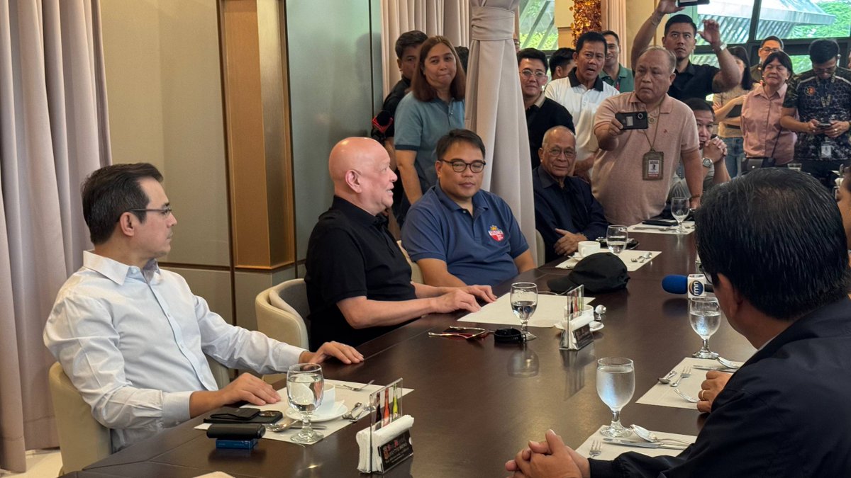 TINGNAN: Handa si business tycoon Ramon Ang na magpatupad ng solusyon sa pagbaha at flood mitigation projects sa Metro Manila at iba’t ibang bahagi ng bansa, batay sa kaniyang pagpupulong kasama ang MMDA ngayong Agosto 8.

Ayon kay Ang, walang gagastusin ang gobyerno sa flood