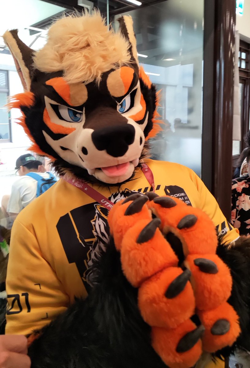 我好喜歡這件衣服XD

👕:<a href="/KemoCore/">KemoCore｜🔜Infurnity</a> 
📸:<a href="/Zlueagle/">游狼 Zlue (ゼル)🔜Infurnity</a>

#FursuitFriday