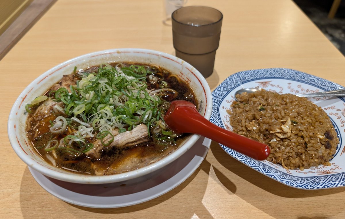 ナガマの再販でナガノのくまふわもち抱っこぬいぐるみをGET！！ほんとあっという間だった😱
ランチは新福菜館🍜昨日ちょこぱんさんのインテリアフィギュア新弾YouTubeを見てすっかり中華そばの口に…お味 ボリュームともすっかり満足☺️関西の情報盛りだくさんなのでちょこぱんさんお気に入りです！