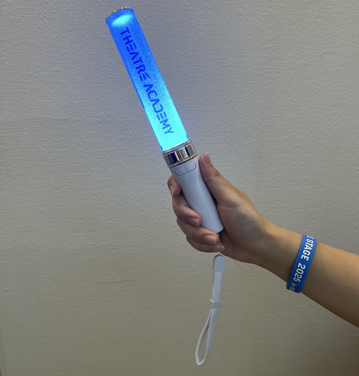 #テアトルステージ2025  では、ほとんどの公演でペンライト使用OKです🙆‍♀️
※舞台「さらっていってよピーターパン」の公演中は使用できません。

会場にて、テアトルアカデミーオフィシャルグッズのペンライト（14色展開）も販売中です👍✨

お家からの持ち込みもOKなので、みんなで盛り上げましょう‼️