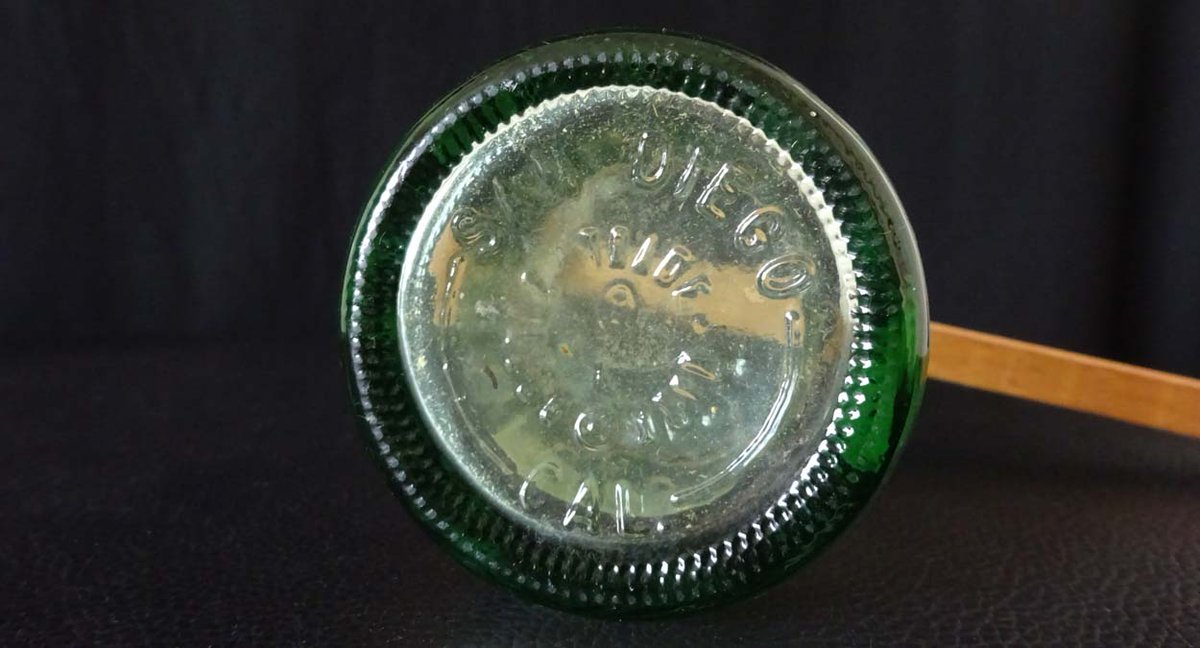 これは東洋ガラスの元社長佐伯氏に頂いたもの。その仕組みを自分なりに解明し色々な作品や商品に応用した。オリジナルの仕組みと佐伯氏の解明した仕組みが同じかどうかはわからないそうだ。瓶下部の文字は佐伯氏のもの。瓶底の記号から瓶を作った工場がわかるそうだ。