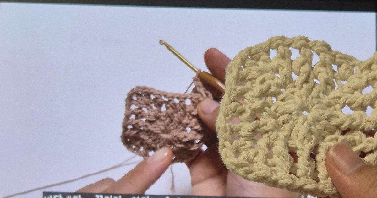 왐마 중2병같은 글 찌끄리고 마음 가라앉히려고 뜨개질하는데 감성적이고 뭐고 에라이 손 겁나 아프네
역시 뜨개질은 만병통치약입니다(?)