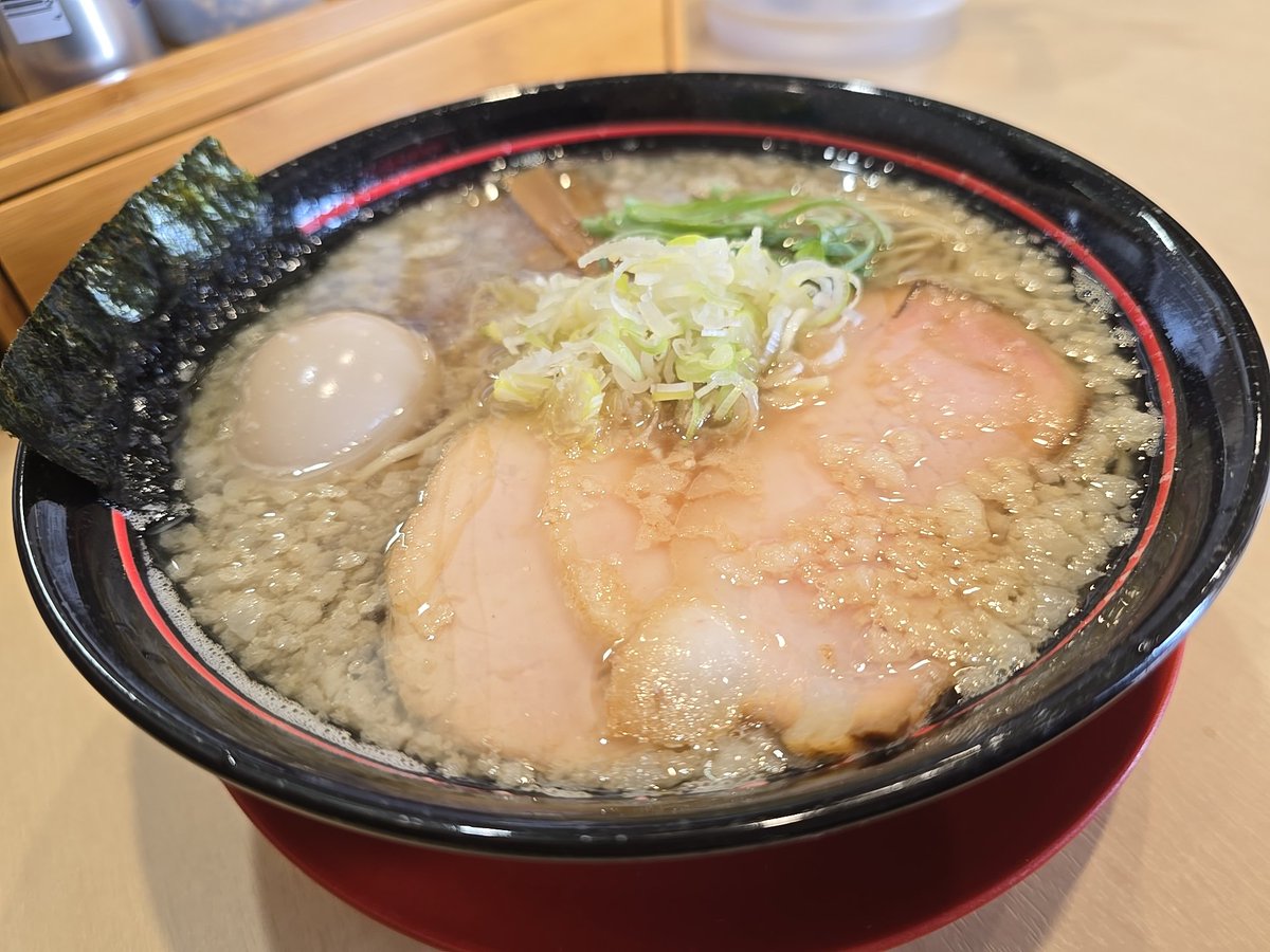 麺屋えぐち さんの 味玉 背脂そば

動物系と魚介、昆布のバランス感絶妙なお出汁🥰旨味と風味タップリな醤油清湯はコク深く香ばしい😋プルプルの背脂もタップリ入って甘味抜群😄細麺でしっかりと持ち上がり今日も最高に美味🤤