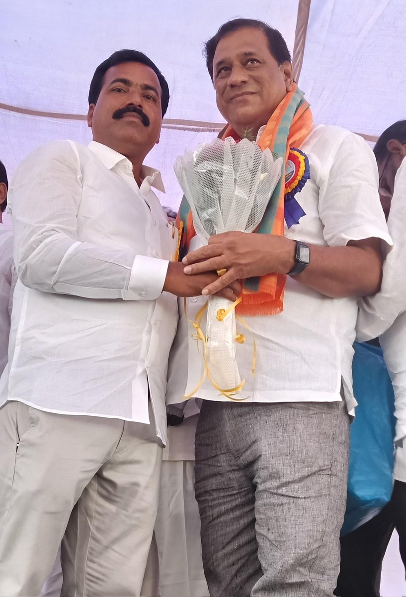 BalrajuBsp's tweet photo. *జహీరాబాద్ పార్లమెంట్ సభ్యులు గౌరవనీయులు శ్రీ సురేష్ కుమార్ షేట్కార్ గారికి హృదయ పూర్వక జన్మదిన శుభాకాంక్షలు ఇలాంటి మరెన్నో జన్మదిన వేడుకలు జరుపుకోవాలని, ఆయురారోగ్యాలతో నిండు నూరేళ్లు జీవించాలని మనస్ఫూర్తిగా కోరుకుంటున్నాను*
💐💐🌹🌹🤝🤝🎂🎂 https://t.co/hlz4BKgdE4