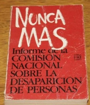 Son una banda fascista que roba la simbología de lo que dicen combatir. Incapaces y delincuentes hasta en los detalles.
