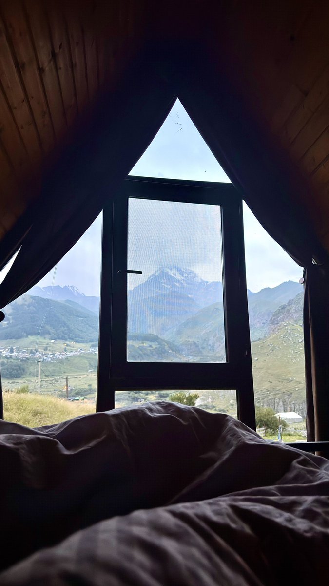 проснулся под звуки дождя с видом на Казбек