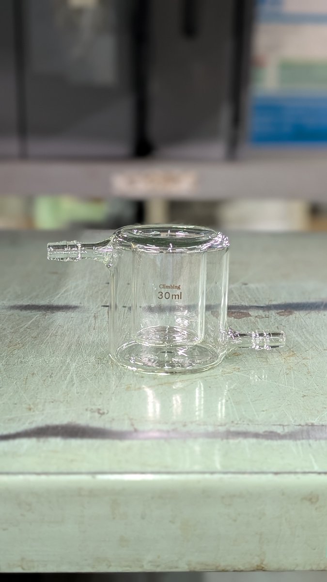 一体型ジャケット付きビーカー 🫗
冷却❄️・加熱🔥液を循環させて
サンプル温度を一定に保ちます。
酵素消化、滴定、有機合成など幅広い実験で活躍！
#ジャケット付きビーカー #温度制御 #ホウケイ酸ガラス #実験器具 #研究用ガラス #ラボ用品 #化学実験 #有機合成　#climbingmk