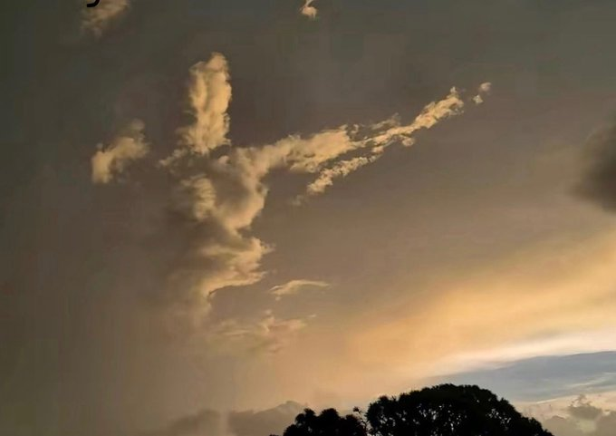 WallStreetMav's tweet photo. At sundown couple of nights ago in Clearwater, the Hulkster appeared in the sky.💪 https://t.co/TKHIvqgd8j