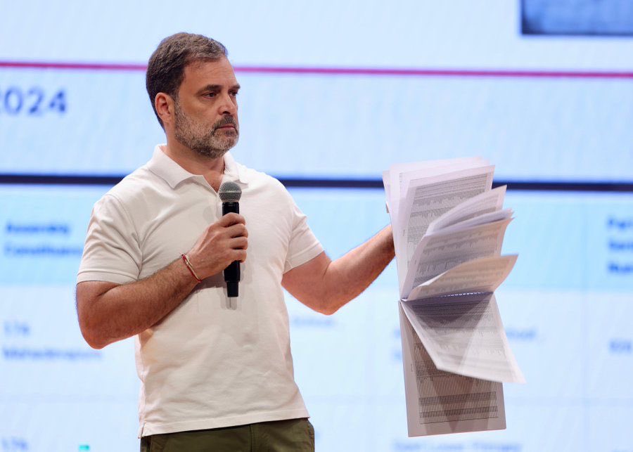 राहुल गाँधी ने सबूत दिया है वह भी #ElectionCommissionOfIndia
के दिए गए डाटा से,

राहुल गांधी ने #ElectionCommission से कहा कहा कि सरकार बदलेगी एक दिन और चुनाव आयोग के बंदरो पर देशद्रोह का मुकदमा चलेगा । चाहे वो रिटायरमेंट ही क्यों न ले चुके हों
#VoteChori