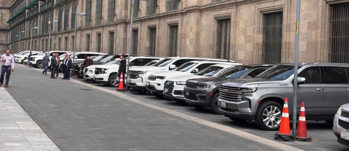 “Primero los pobres”… pero en el asiento trasero y sin aire acondicionado.
Mientras tanto, el bienestar va blindado en Suburban.
#NoSeNosOlvide #Hipocresía #MorenaDestruyendoAMexico