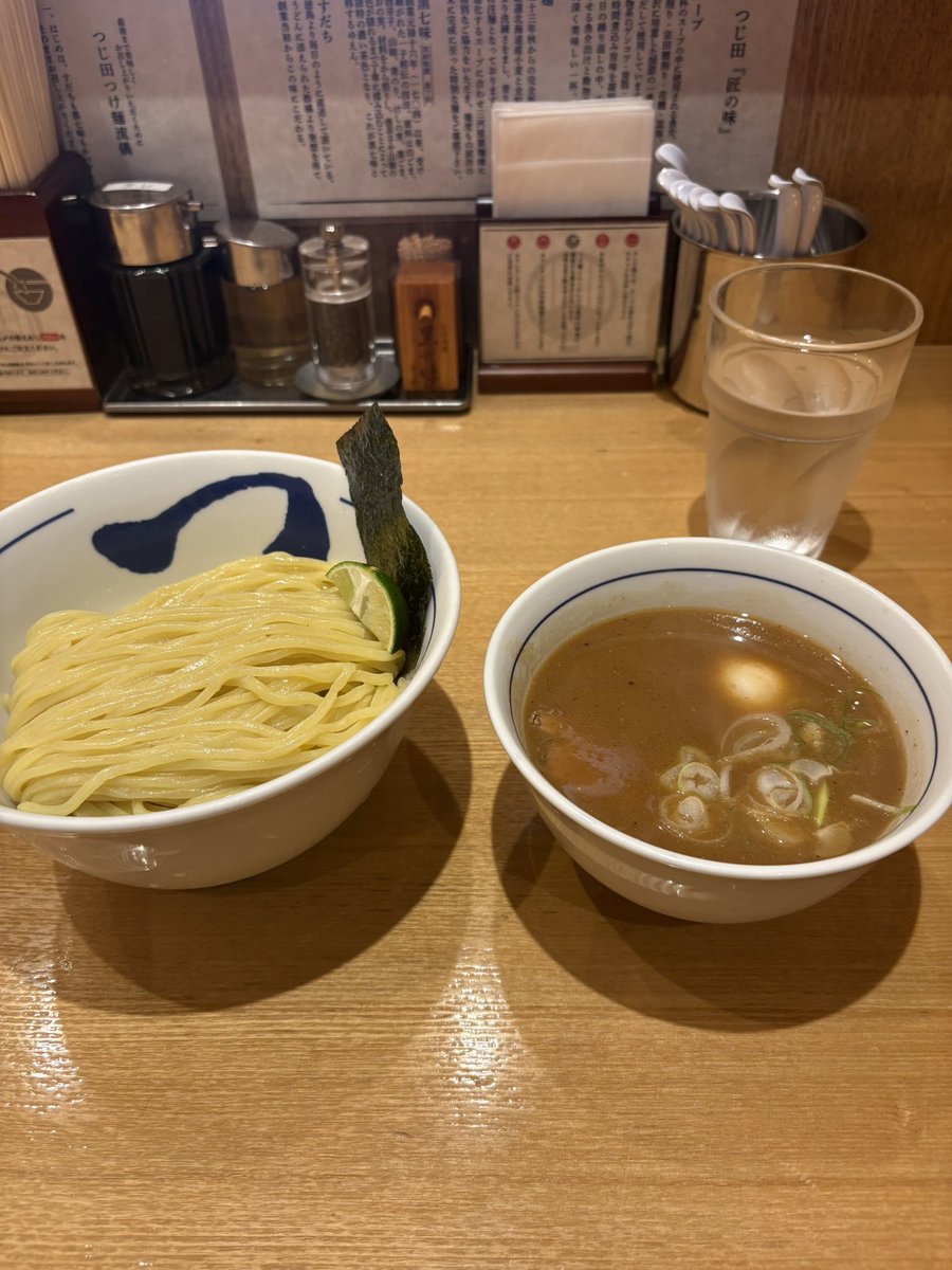 お昼はつけ麺🍜
太麺に濃厚スープが絡んで幸せ…🤤💛
午後もがんばれる！

#日常垢