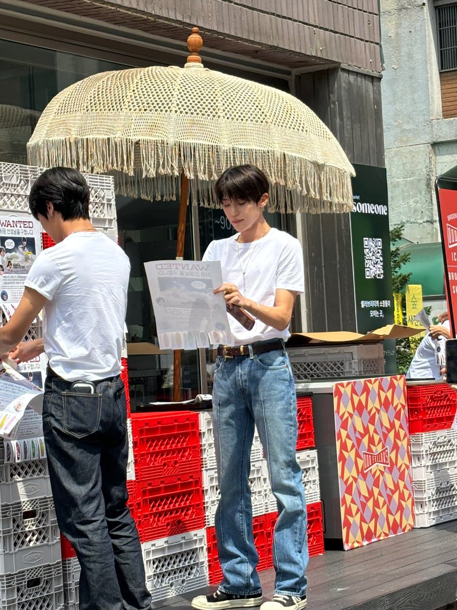 tokuzzang_'s tweet photo. 친구가 성수에서 위시 봣다고 보내줌 .. 😭
흰티에 청바지 참좋네요 https://t.co/vQ9AnfHMaI