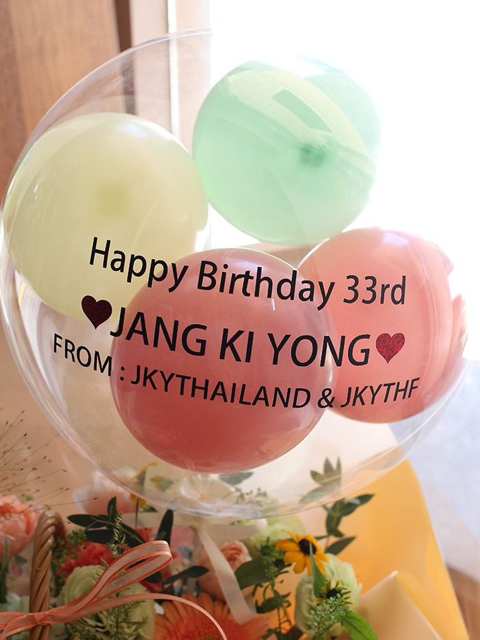 JangkiyongTH's tweet image. 🎂2025.08.07🎂

HAPPY BIRTHDAY 33RD JANGKIYONG❤️ 
PART I : Birthday&apos;s gifts for our beloved actor JANGKIYONG 🎁

ของขวัญและกระเช้าดอกไม้พร้อมบอลลูน ได้จัดส่งไปที่ต้นสังกัด UAA เรียบร้อยค่ะ 😊

#จางกียง #장기용 #JANGKIYONG
#HBDJANGKIYONG33RD2025 #HAPPYKIYONGDAY2025
#HappyKiyongDay