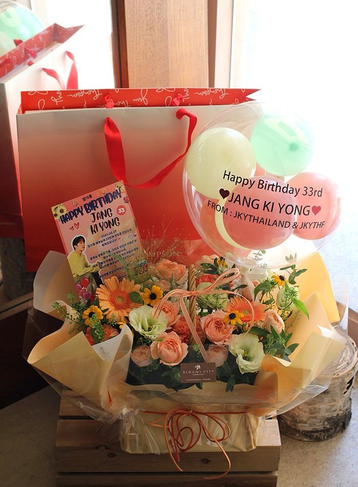 JangkiyongTH's tweet image. 🎂2025.08.07🎂

HAPPY BIRTHDAY 33RD JANGKIYONG❤️ 
PART I : Birthday&apos;s gifts for our beloved actor JANGKIYONG 🎁

ของขวัญและกระเช้าดอกไม้พร้อมบอลลูน ได้จัดส่งไปที่ต้นสังกัด UAA เรียบร้อยค่ะ 😊

#จางกียง #장기용 #JANGKIYONG
#HBDJANGKIYONG33RD2025 #HAPPYKIYONGDAY2025
#HappyKiyongDay