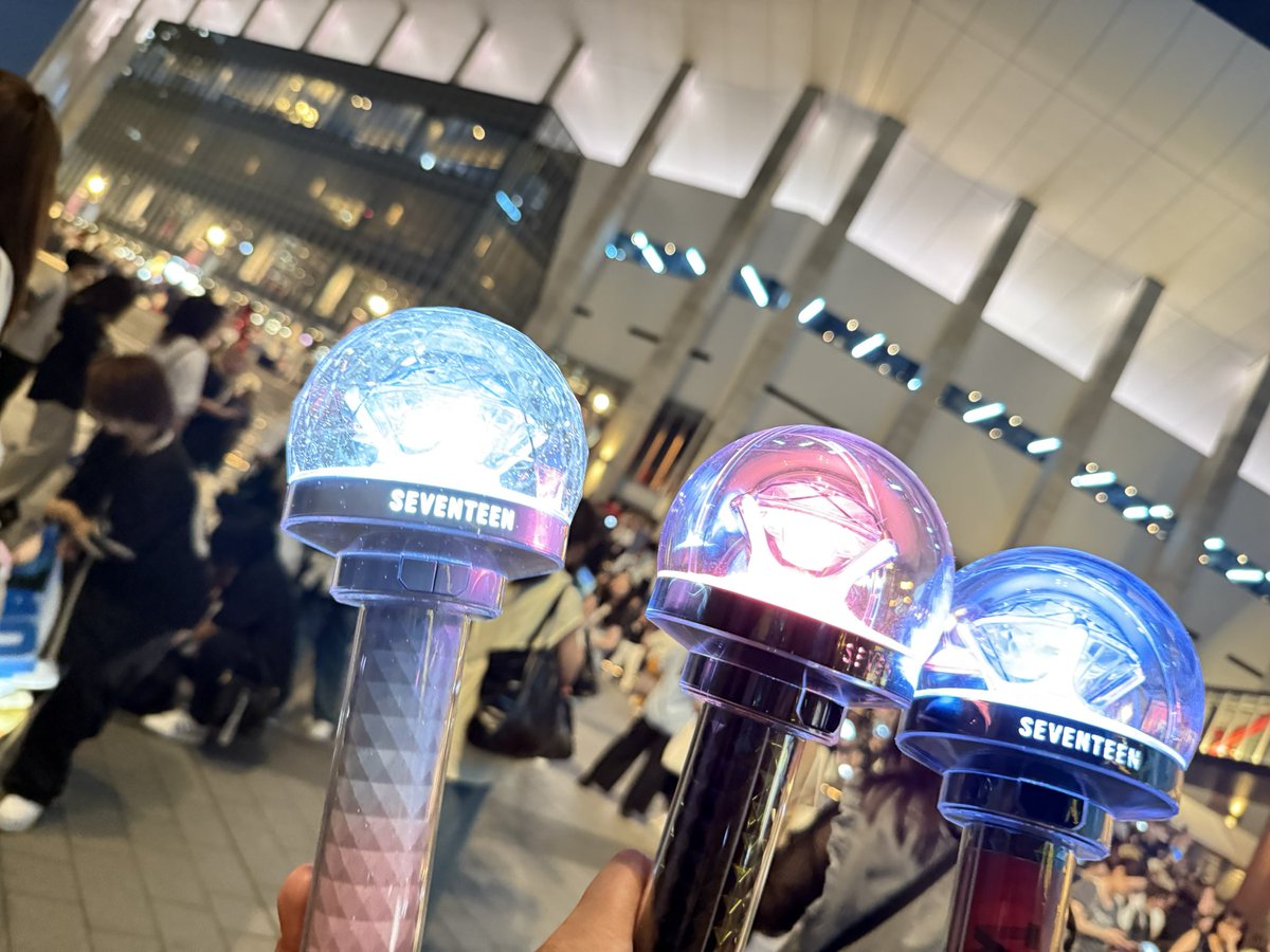 narmy0307's tweet photo. ホウコン楽しくて、時々しんみりして、2人のバイブスに惚れて、最高の時間を過ごせた🥰💕
仲良しカラットちゃんが、まさかの真後ろ席で盛り上がって打ち上げ🍻❤️
公演終わった直後の夕焼けに涙したカラットちゃん多かったよね……？😢
 #HOSHIXWOOZI_WARNING https://t.co/MfxlXooaXT