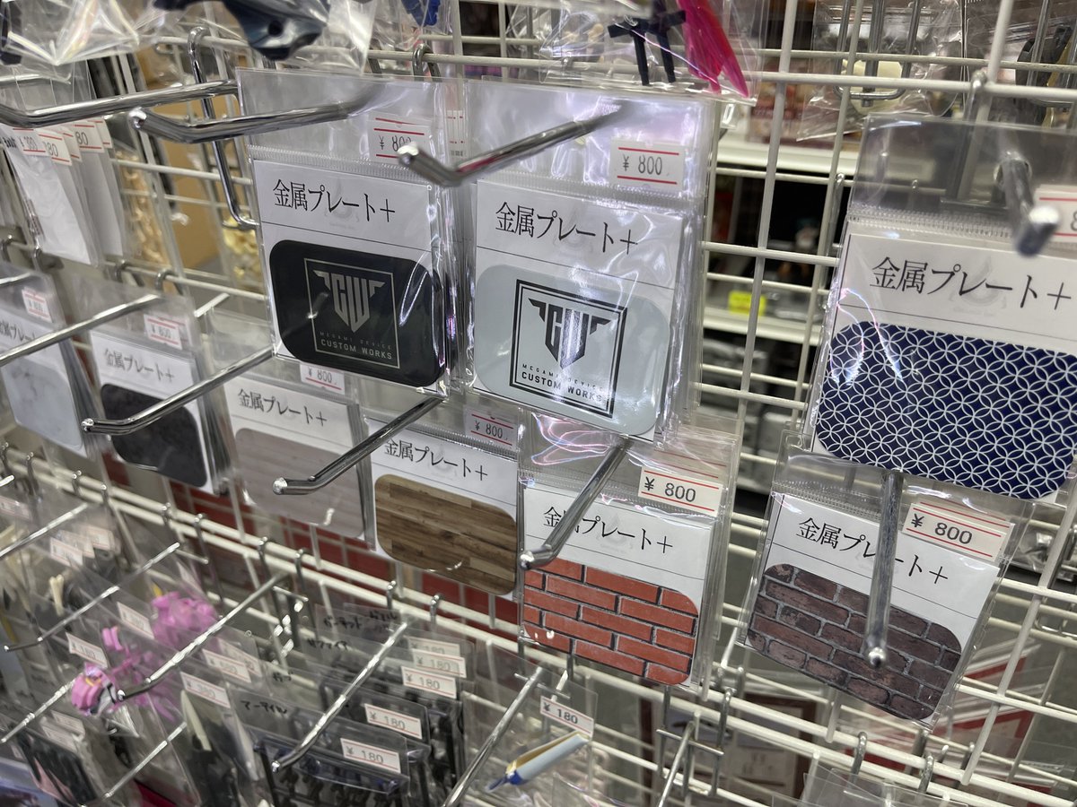 金属プレート、長らく欠品しておりましたが、
本日 #いのう商店 様に補充させて頂きました

メガミマークは黒白共に多めにご用意しましたので、この機会にぜひお求めください🤗