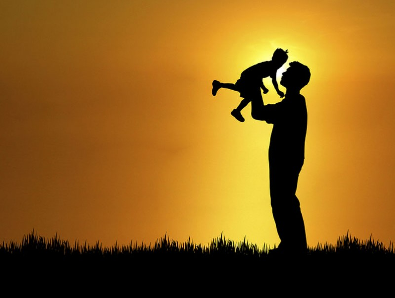 Бүх сайхан аавууддаа үр хүүхэд, гэр бүлийнхнийхээ өмнө өндөр хариуцлагатай, нүүр бардам амьдрахыг ерөөж, баярын мэнд хүргэе!
Монголын эрэгтэйчүүдийн холбоо санаачлан 2005 оноос эхлэн наймдугаар сарын 8-ны өдрийг “Аавуудын баяр” болгон зохион байгуулах болсон. Энэ өдөр аав нар үр