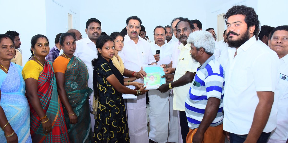 மாண்புமிகு கழகப் பொதுச் செயலாளர்,புரட்சித் தமிழர் திரு. <a href="/EPSTamilNadu/">Edappadi K Palaniswami-SayYEStoWomenSafety&AIADMK</a> தலைமையில் 2026-இல் கழக ஆட்சி அமைந்து தமிழகம் வளர்ச்சி அடைந்திடும்  வகையில்,
நம் கிருஷ்ணராயபுரம் சட்டமன்ற தொகுதி,
கிருஷ்ணராயபுரம் மேற்கு ஒன்றிய கழகத்திற்கு உட்பட்ட  பொதுமக்களின் இல்லந்தோறும் சென்று கழக ஆட்சியில்