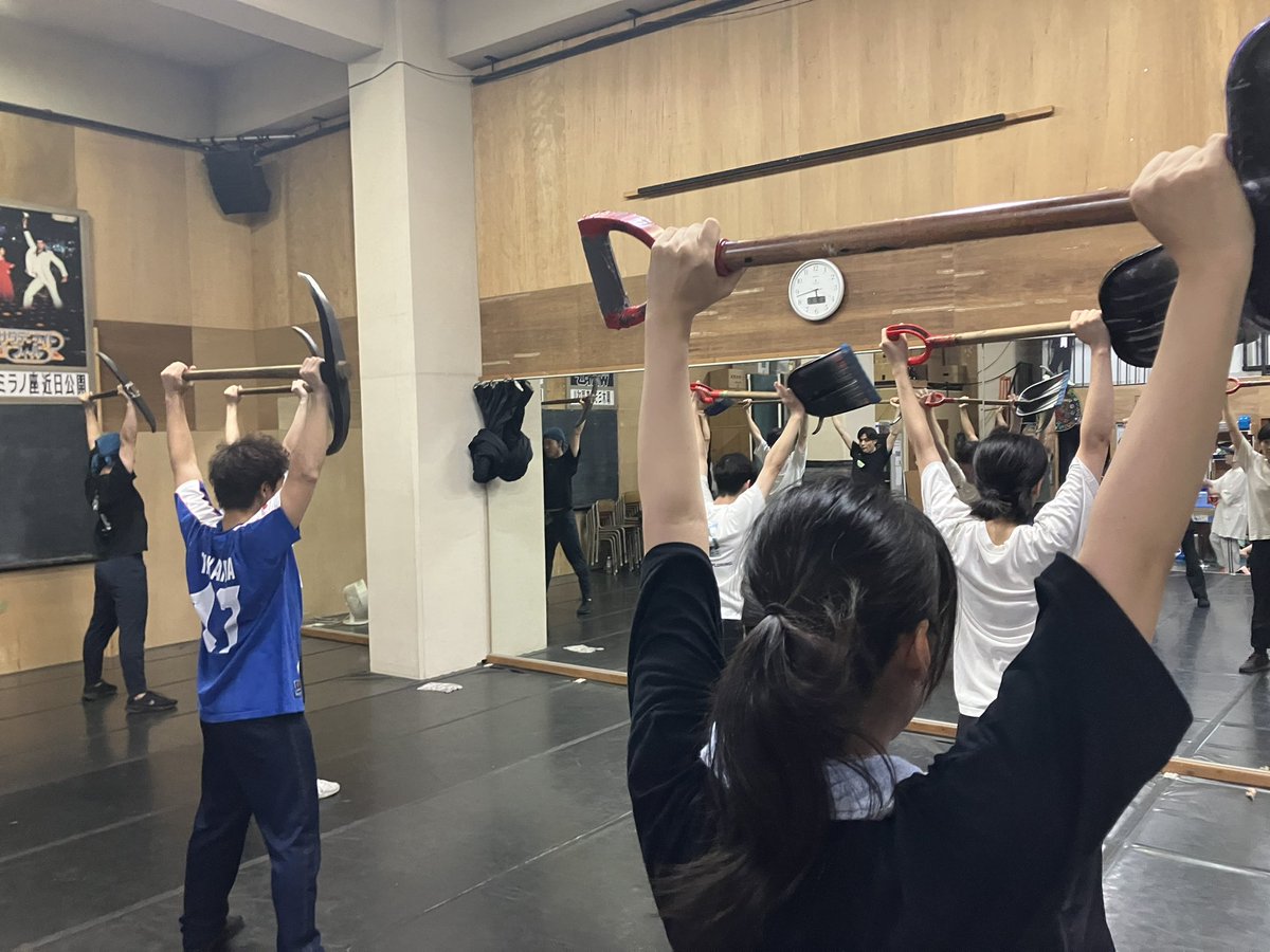 【稽古場日誌】4日目
昨日はマイムとダンス🫳🫴)))
稽古中から筋肉痛になるくらいに、ンググッ、、！！！っと力入れっぱなしパワー全開の1日でした👨🏻‍🎤
体の付いてこなさに汗汗という感じで
🏋️‍♀️←こうなりたいのに
🧌←こう

🏋️‍♀️体力つけていかねｸﾞｧｯ！

それでは皆様、ご安全に！👷🏻‍♀️👷🏻‍♂️🚧
#ミュージカル