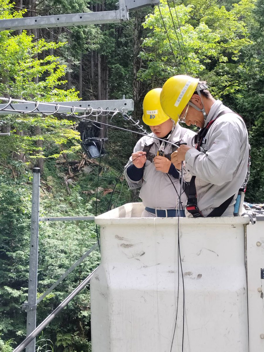 kyowaden's tweet image. 見習い現場に密着！

今日は光ケーブルの融着作業見習い中の若手２人をパシャリ

髪の毛のように細い0.3㎜程の光ファイバはとても繊細。加えて不安定な高所作業車の上では、扱う難易度が増します。

現場をたくさん経験して慣れていきましょう！

#岐阜市　#電気工事　＃光ケーブル　＃建設業　#現場