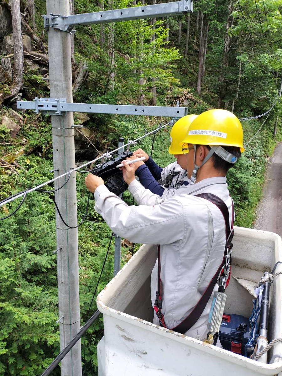 kyowaden's tweet image. 見習い現場に密着！

今日は光ケーブルの融着作業見習い中の若手２人をパシャリ

髪の毛のように細い0.3㎜程の光ファイバはとても繊細。加えて不安定な高所作業車の上では、扱う難易度が増します。

現場をたくさん経験して慣れていきましょう！

#岐阜市　#電気工事　＃光ケーブル　＃建設業　#現場