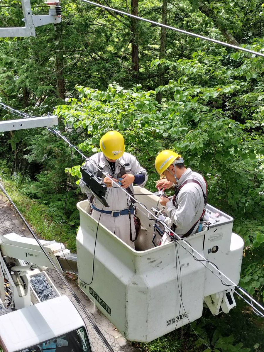 kyowaden's tweet image. 見習い現場に密着！

今日は光ケーブルの融着作業見習い中の若手２人をパシャリ

髪の毛のように細い0.3㎜程の光ファイバはとても繊細。加えて不安定な高所作業車の上では、扱う難易度が増します。

現場をたくさん経験して慣れていきましょう！

#岐阜市　#電気工事　＃光ケーブル　＃建設業　#現場