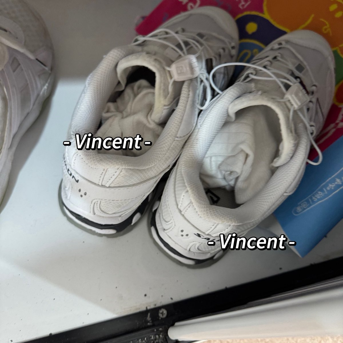 AKAVincentCc's tweet image. 175美女39码大脚穿的白袜运动鞋，拿出来闻闻，微臭，可惜不能弄脏