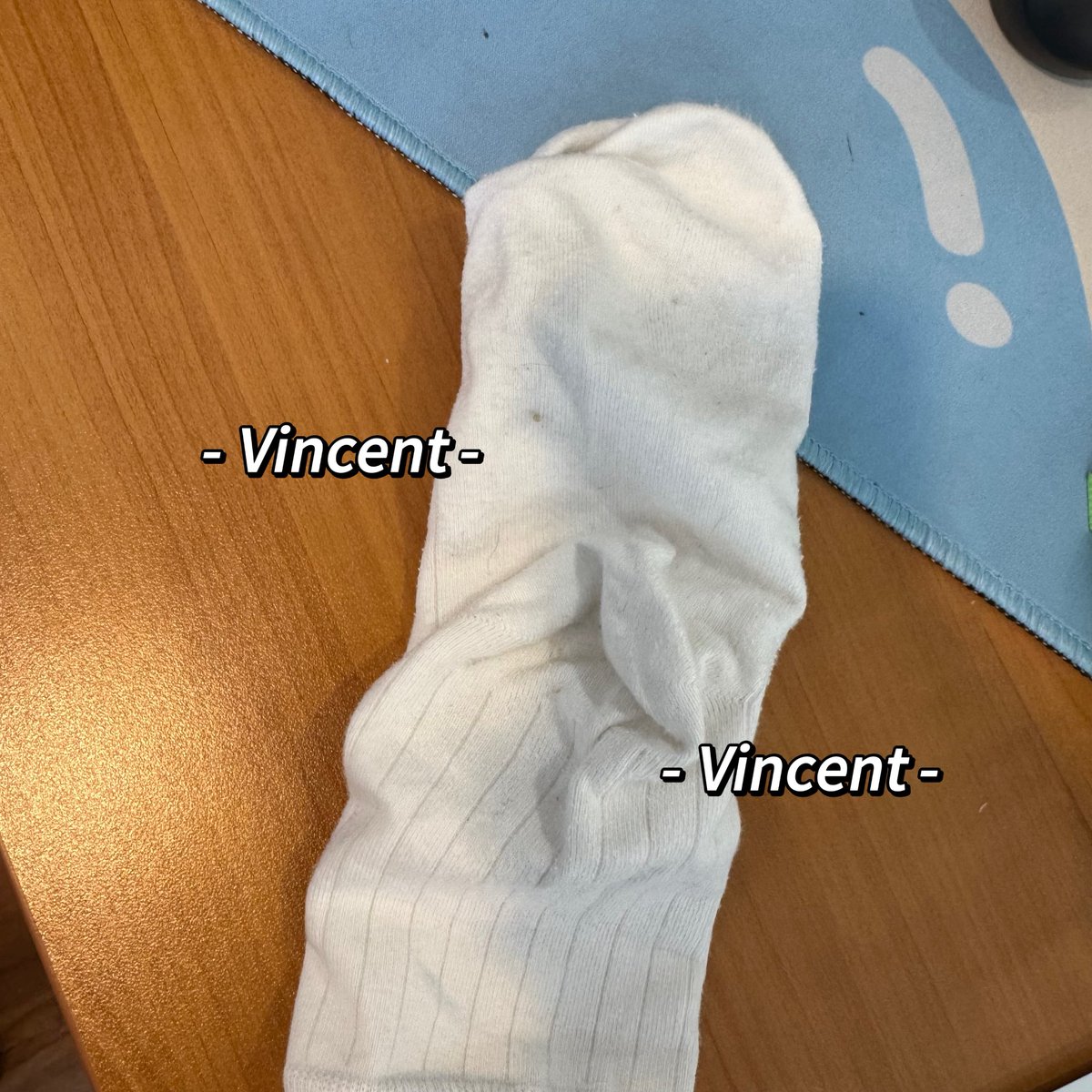 AKAVincentCc's tweet image. 175美女39码大脚穿的白袜运动鞋，拿出来闻闻，微臭，可惜不能弄脏