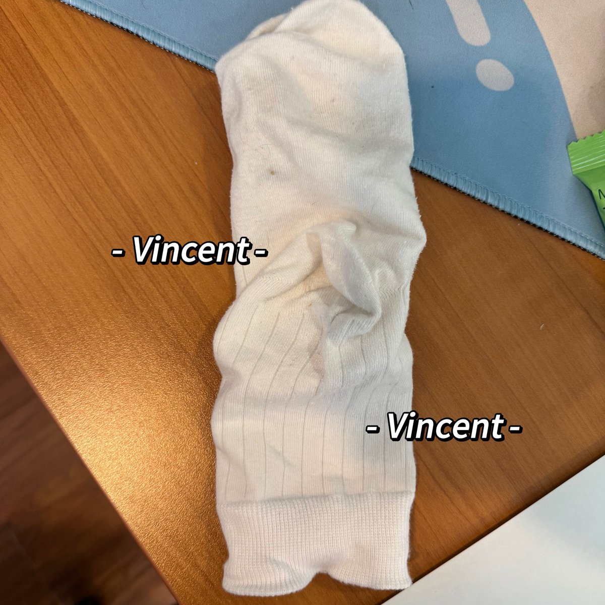 AKAVincentCc's tweet image. 175美女39码大脚穿的白袜运动鞋，拿出来闻闻，微臭，可惜不能弄脏